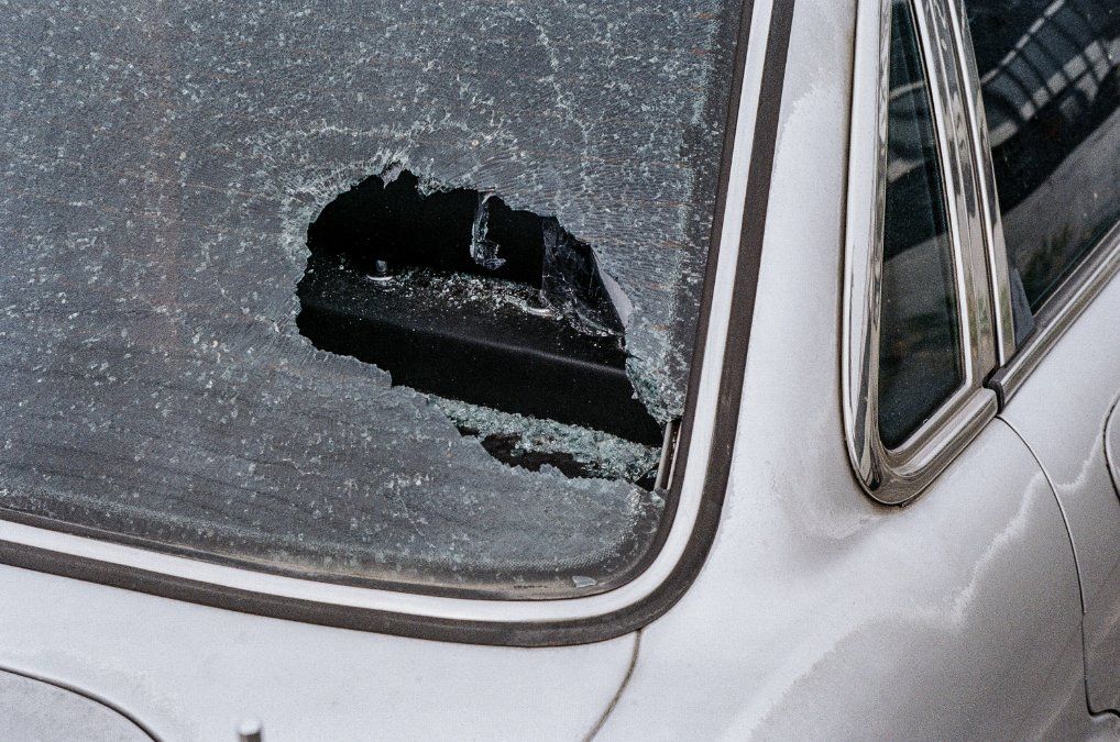 Westerwald: Unbekannte Täter werfen PKW-Scheibe mit einem Stein ein Westerwald: Unbekannte Täter werfen PKW-Scheibe mit einem Stein ein