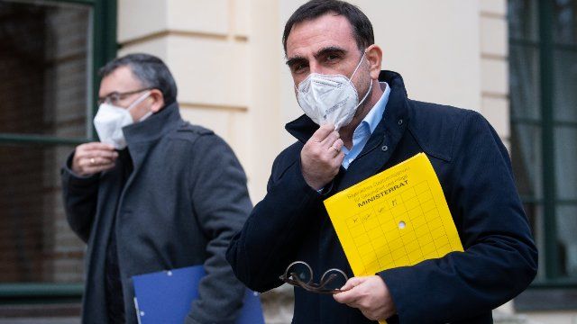 Masken sollen bei angespannter Corona-Lage innen Pflicht werden