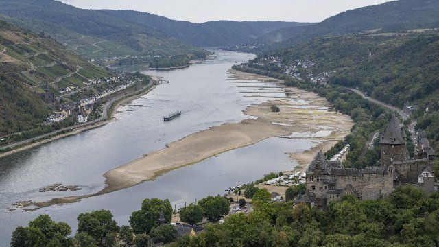 Schiff mit Maschinenschaden blockiert Mittelrhein