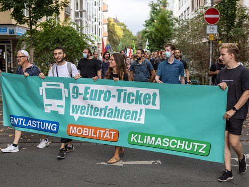 Knapp 150 demonstrieren für Erhalt des 9-Euro-Tickets