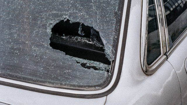Westerwald: Unbekannte Täter werfen PKW-Scheibe mit einem Stein ein