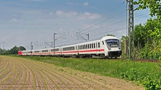 Passagiere des Intercitys der Deutschen Bahn in Rhens evakuiert worden  