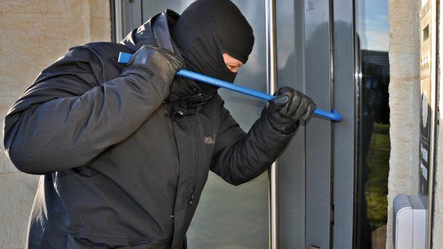 Vettelschoß: Unbekannte Täter brechen in Wohnhaus ein