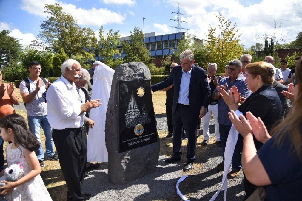 Eziden enthüllen Stele auf Grabfeld Eziden enthüllen Stele auf Grabfeld