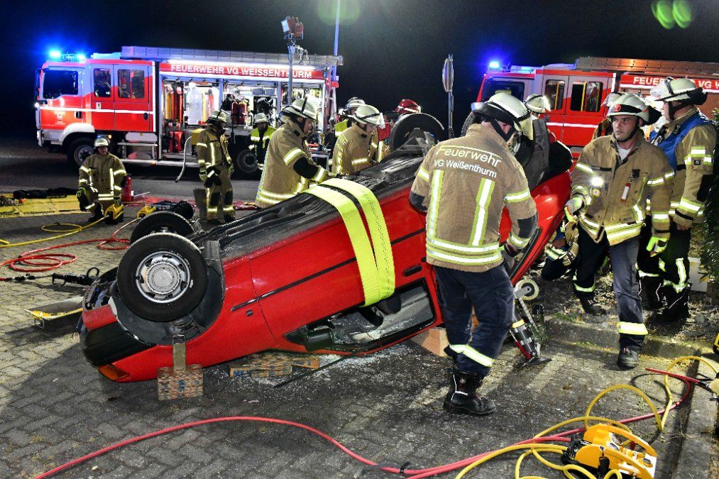 Feuerwehr der Verbandsgemeinde Weißenthurm absolviert erfolgreich Großübung Feuerwehr der Verbandsgemeinde Weißenthurm absolviert erfolgreich Großübung
