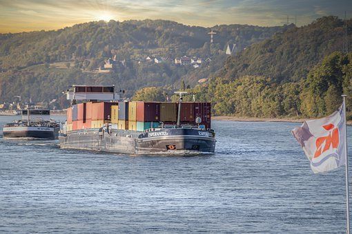 Frachtschiffe können durch mehr Wasser im Mittelrhein wieder mehr laden Frachtschiffe können durch mehr Wasser im Mittelrhein wieder mehr laden