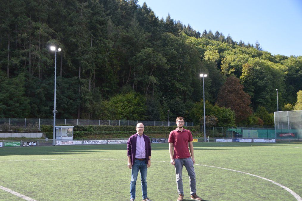 Neue Flutlichtbeleuchtung am TUS Platz Neue Flutlichtbeleuchtung am TUS Platz