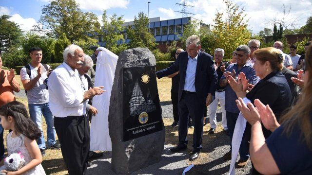 Eziden enthüllen Stele auf Grabfeld