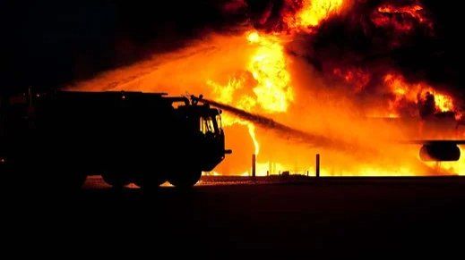 Feuerwehr birgt Toten aus brennendem Wohnhaus  