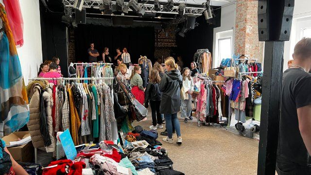 Viele Verkäufe beim Mädchenflohmarkt im Jugendkulturzentrum 