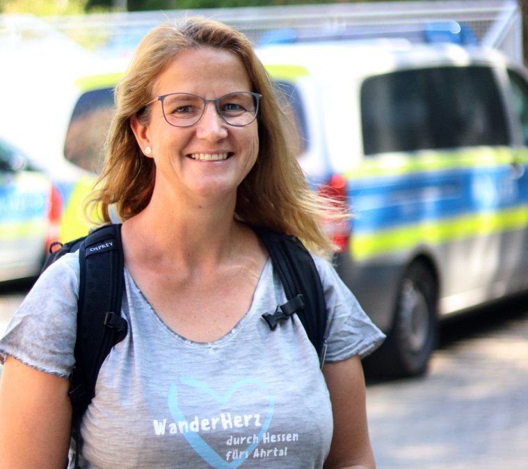 Wandernde Polizistin sammelt 10.000 Euro Spenden für das Ahrtal Wandernde Polizistin sammelt 10.000 Euro Spenden für das Ahrtal