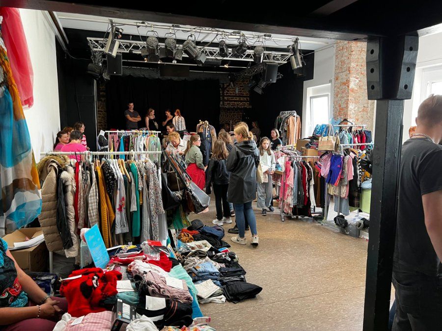 Viele Verkäufe beim Mädchenflohmarkt im Jugendkulturzentrum Viele Verkäufe beim Mädchenflohmarkt im Jugendkulturzentrum