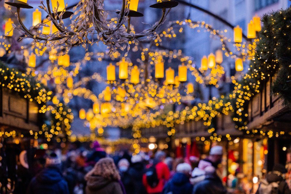 Lichterglanz mit Sparkurs: Städte planen Weihnachtsmärkte Lichterglanz mit Sparkurs: Städte planen Weihnachtsmärkte
