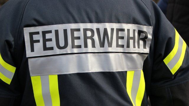 Senior spaziert aus brennendem Fahrzeug