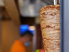 Kurioser Verkehrsunfall durch Dönerspieß