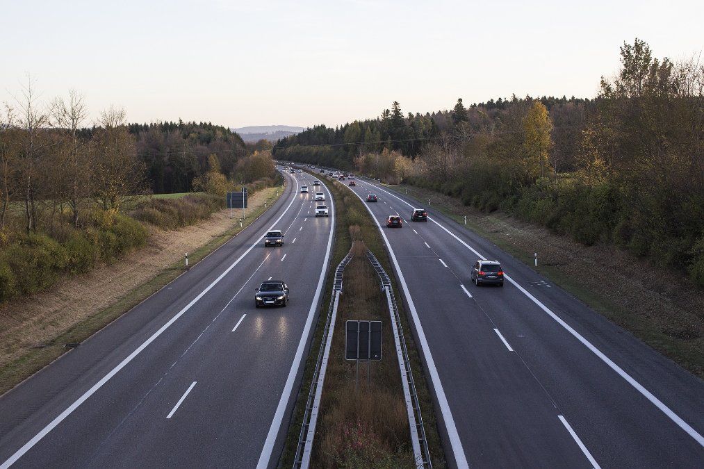 Lastwagen fährt auf Stauende Lastwagen fährt auf Stauende