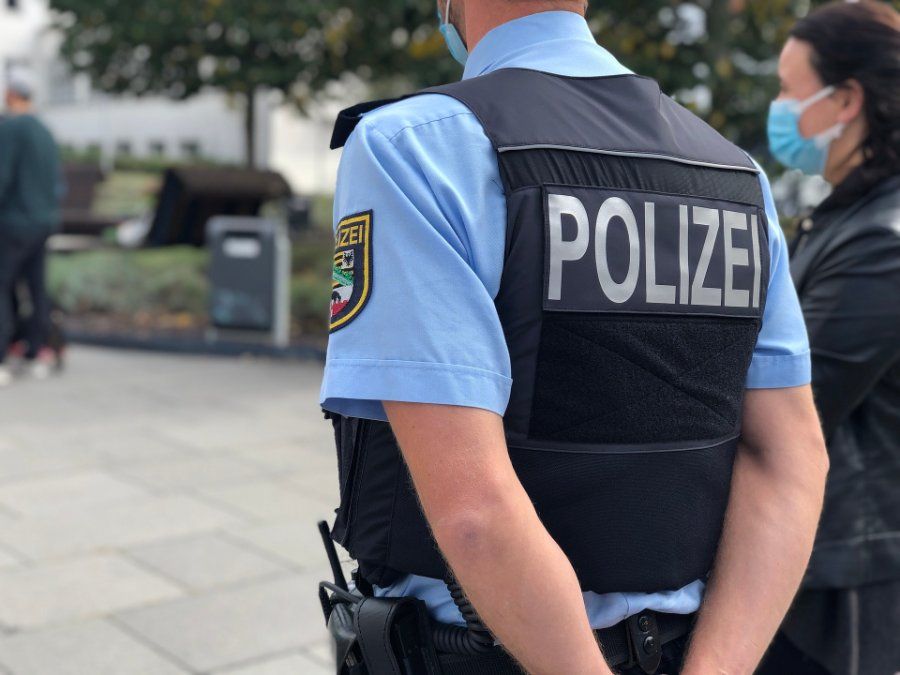 Kiffer fragt den falschen Fußgänger nach einer Wegbeschreibung