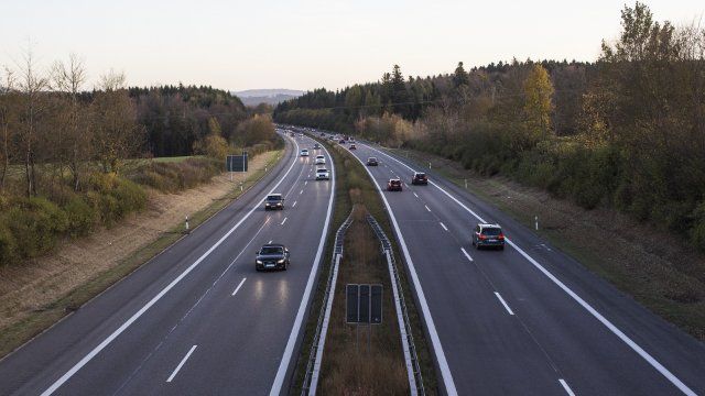 Lastwagen fährt auf Stauende