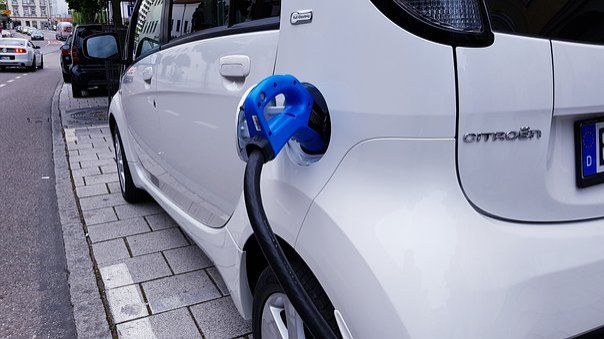Fast jeder zweite Neuwagen fährt mit Elektro oder Hybrid 