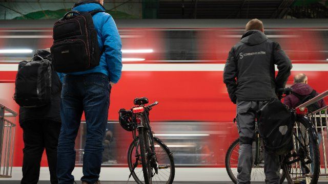 49-Euro-Ticket in Sicht: "Elfmeter" für Scholz und Länderchefs