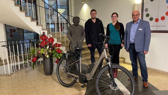 Mitarbeiter der Stadt Mayen freuen sich über Fahrrad-Leasing