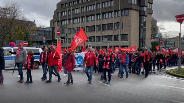Koblenz: Über 1500 Metaller gehen für mehr Geld auf die Straße