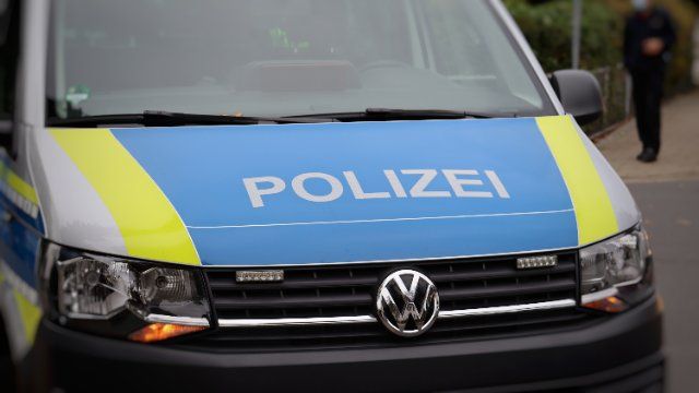 Auto prallt von hinten auf Mofa - Rollerfahrer in Lebensgefahr