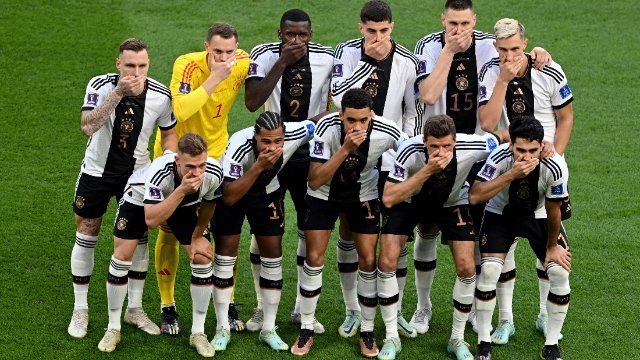 Hand vor dem Mund: DFB-Auswahl mit Zeichen gegen FIFA