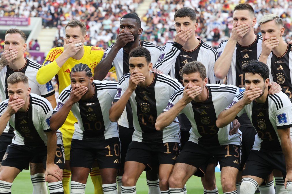 Nach Geste Richtung FIFA: Kein Verfahren gegen deutsches Team Nach Geste Richtung FIFA: Kein Verfahren gegen deutsches Team