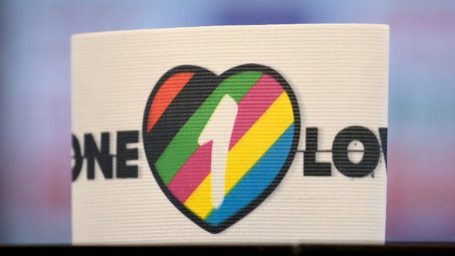 WM: Neuer nicht mit «One Love»: FIFA verbietet symbolträchtige Binde
