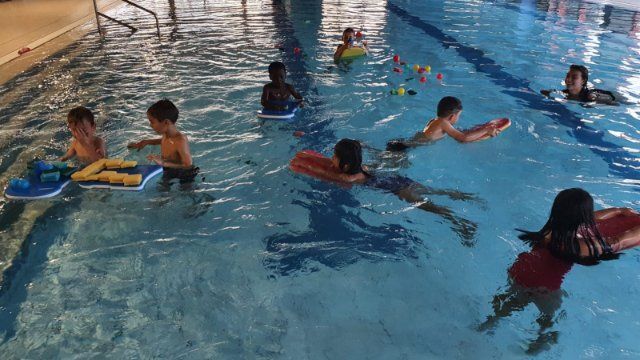  Vorschulkinder der Kita „LahnEggs“ im Lahnsteiner  Hallenbad