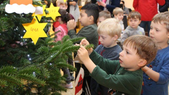Caritas-Wunschbaum strahlt vom 25. November bis 9. Dezember im evm-Kundenzentrum 