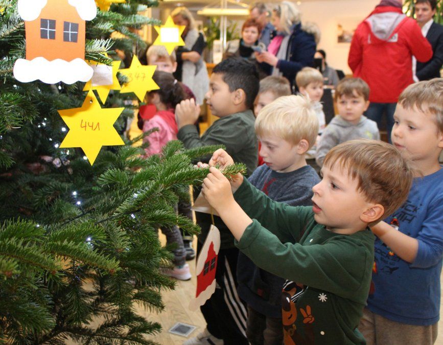 Caritas-Wunschbaum strahlt vom 25. November bis 9. Dezember im evm-Kundenzentrum 