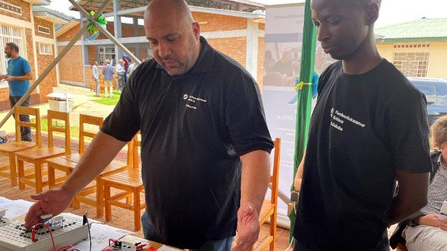 Handwerker von Mosel und Rhein schrauben und maurern in Ruanda