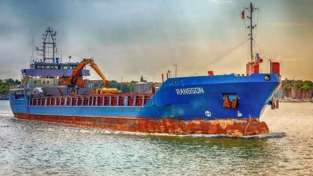Matrose ertrinkt nach Sturz von Containerschiff in Rhein