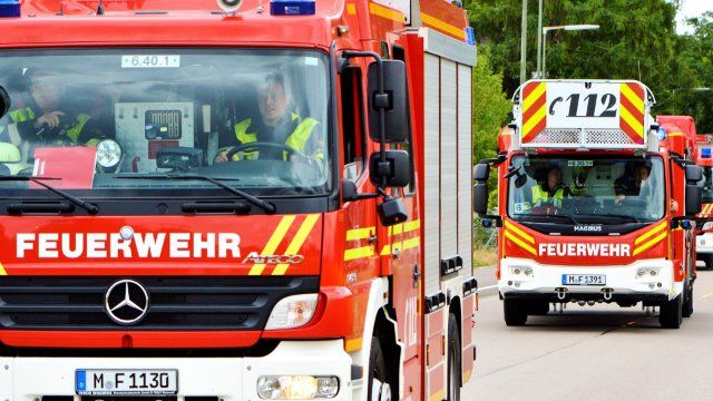 Auto in Baugrube löst Großeinsatz der Feuerwehr aus