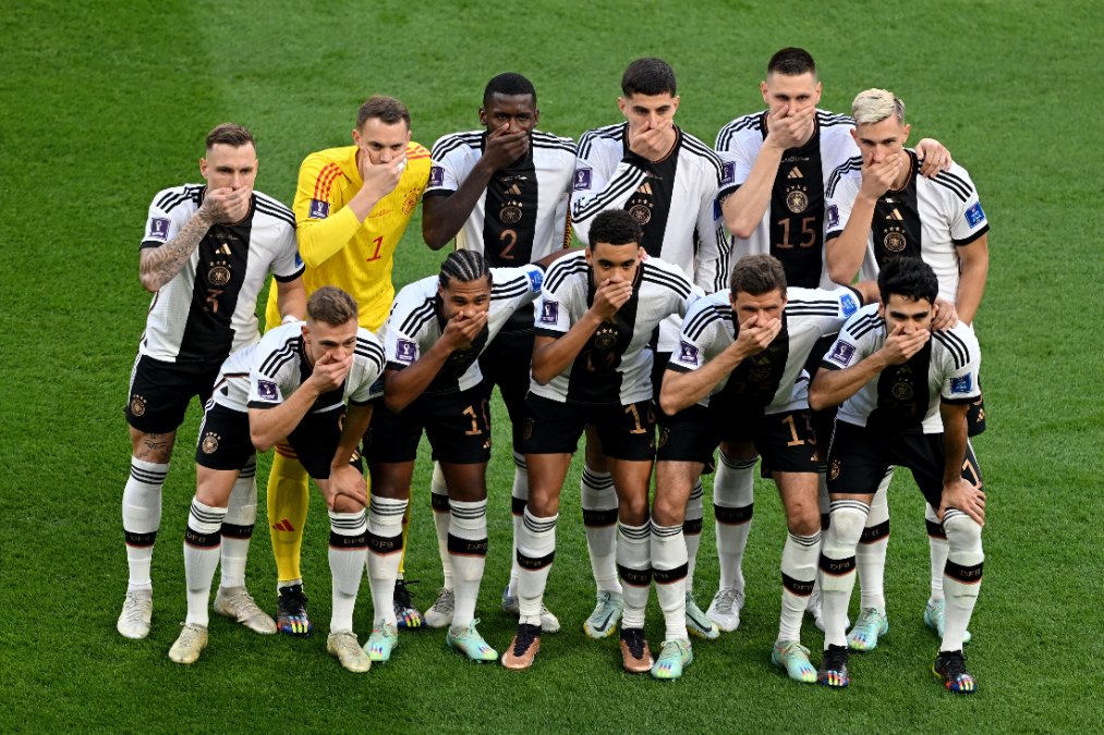 Hand vor dem Mund: DFB-Auswahl mit Zeichen gegen FIFA Hand vor dem Mund: DFB-Auswahl mit Zeichen gegen FIFA