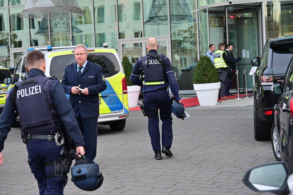 SEK-Einsatz im Bonner Kameha Grand Hotel – drei Männer festgenommen SEK-Einsatz im Bonner Kameha Grand Hotel – drei Männer festgenommen