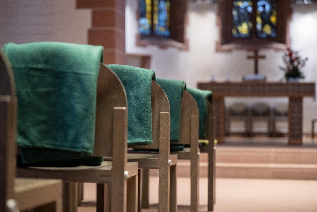 Gottesdienst mit Decke und Glühwein? Wie Kirchen Energie sparen Gottesdienst mit Decke und Glühwein? Wie Kirchen Energie sparen