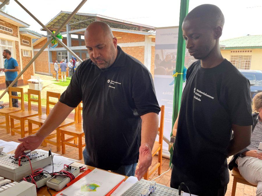 Handwerker von Mosel und Rhein schrauben und maurern in Ruanda
