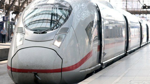 Andernach: ICE durch Steinwurf an Frontscheibe beschädigt