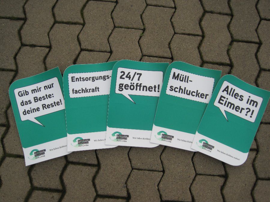 Aufkleber auf öffenlichen Papierkörben sollen Bevölkerung sensibilisieren Aufkleber auf öffenlichen Papierkörben sollen Bevölkerung sensibilisieren