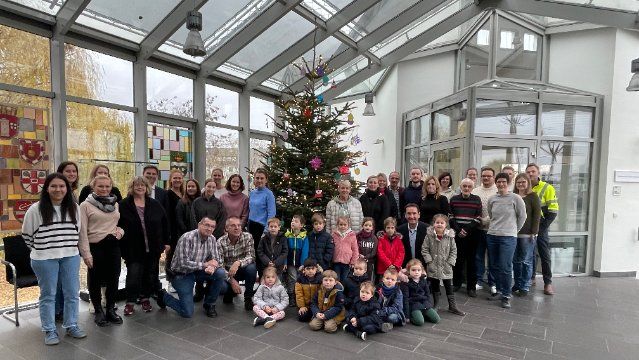Märchenwald-Kita sorgt für weihnachtlichen Glanz im Rathaus