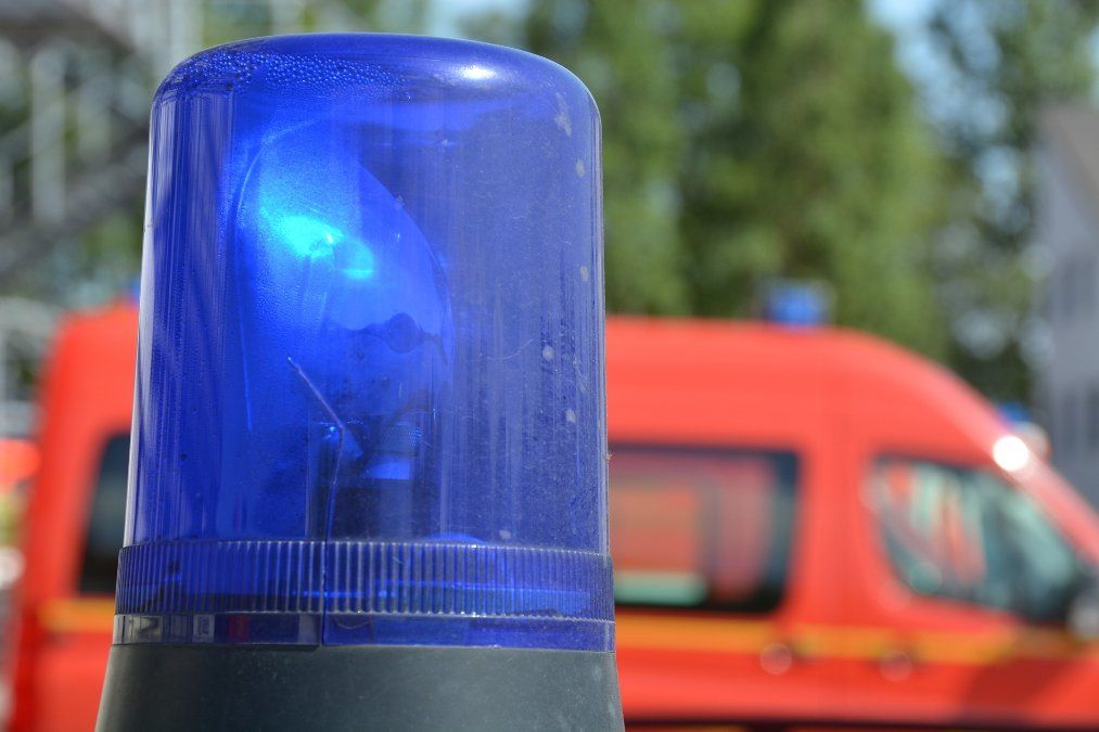 Auto stößt frontal mit Laster zusammen