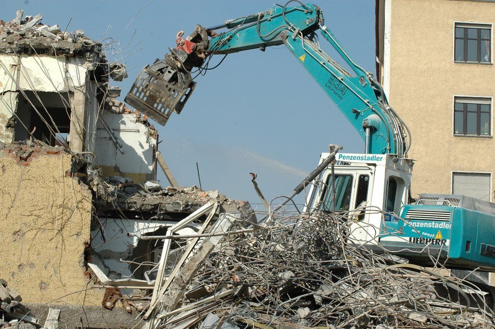 Wohnhaus und Tankstelle werden nach Hangrutsch abgerissen