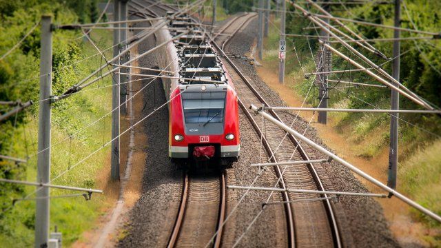 Betrunkener Mann auf Gleisen
