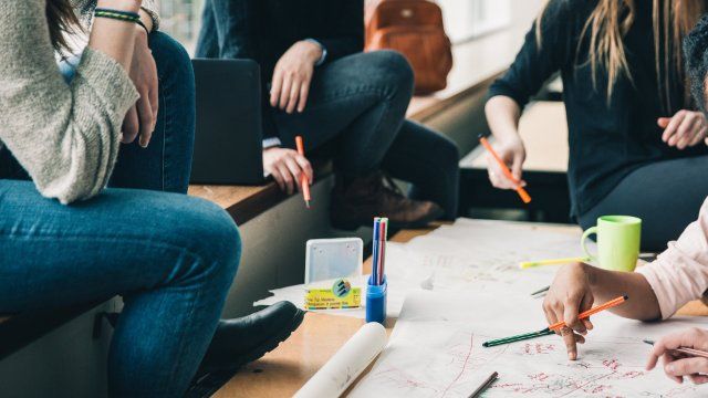 Gericht: Lehrerin in Schulverwaltung darf nicht früher in Ruhestand