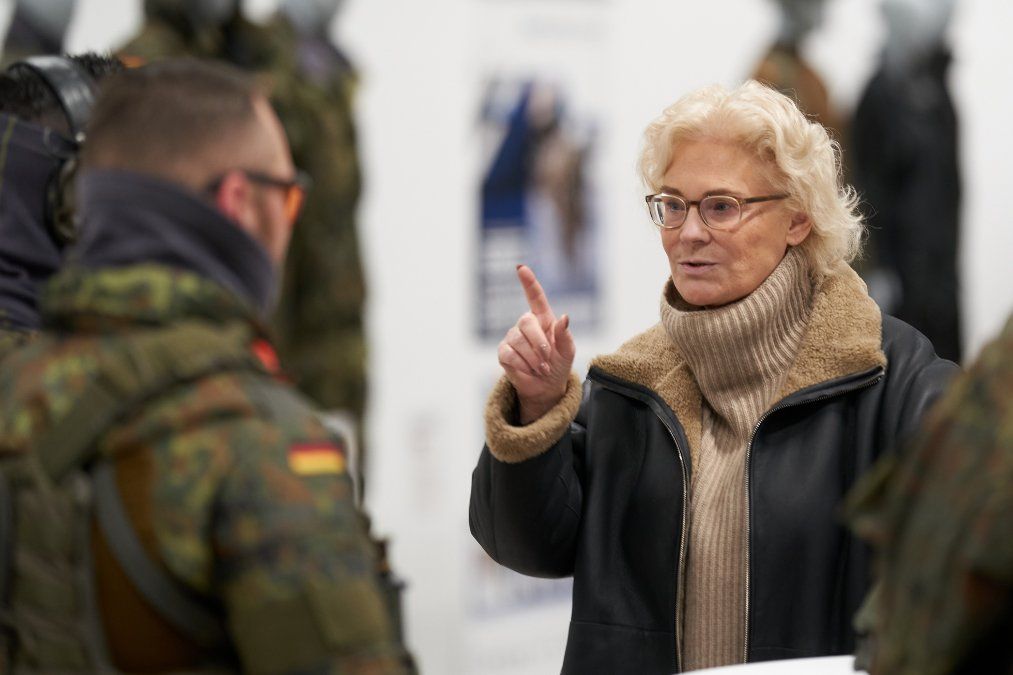 Verteidigungsministerin Lambrecht geht auf Kritiker zu Verteidigungsministerin Lambrecht geht auf Kritiker zu