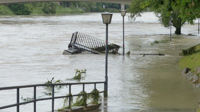 Beamter im Lagezentrum schildert Eingang von Flutbildern