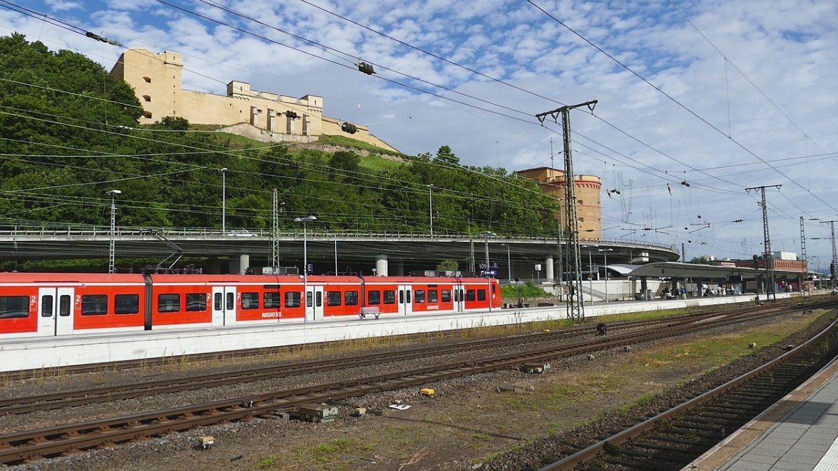 Bahnfahrer bekommt vergessenen Rucksack mit 12.000 Euro wieder